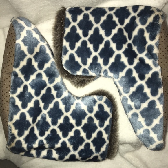 Ardour blue and white slippers. Size 8. - Picture 12 of 12